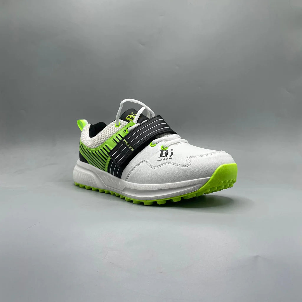 Lightweight cricket footwear with breathable mesh