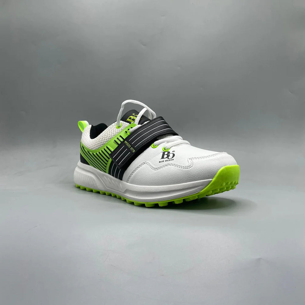 Lightweight cricket footwear with breathable mesh