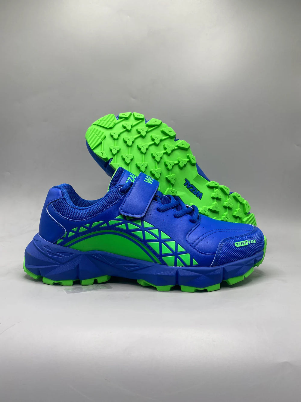 Cricket shoes with reinforced toe and gripper rubber sole