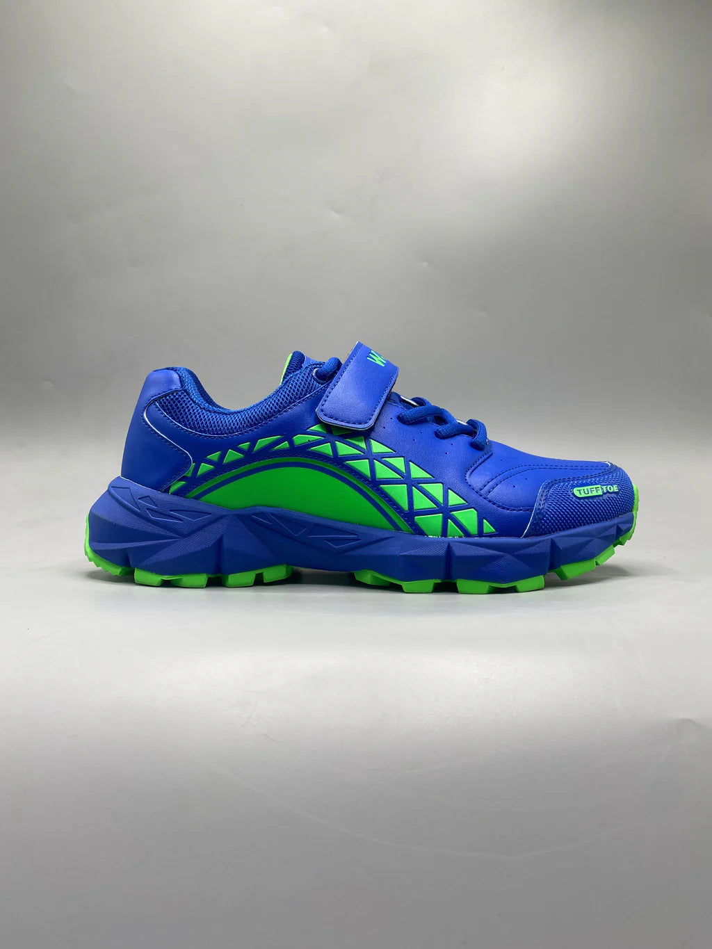 Non-spike cricket gripper shoes for turf and hard pitch